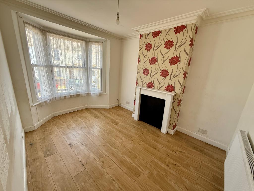 Lot: 23 - VACANT FOUR-BEDROOM HOUSE - Living room with bay window